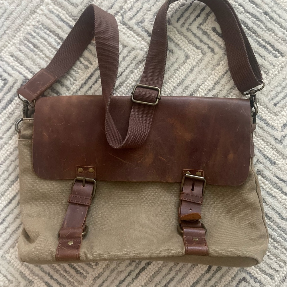 UNBRANDED Messenger bag Excellent Pre-owned condition.Dark Academia